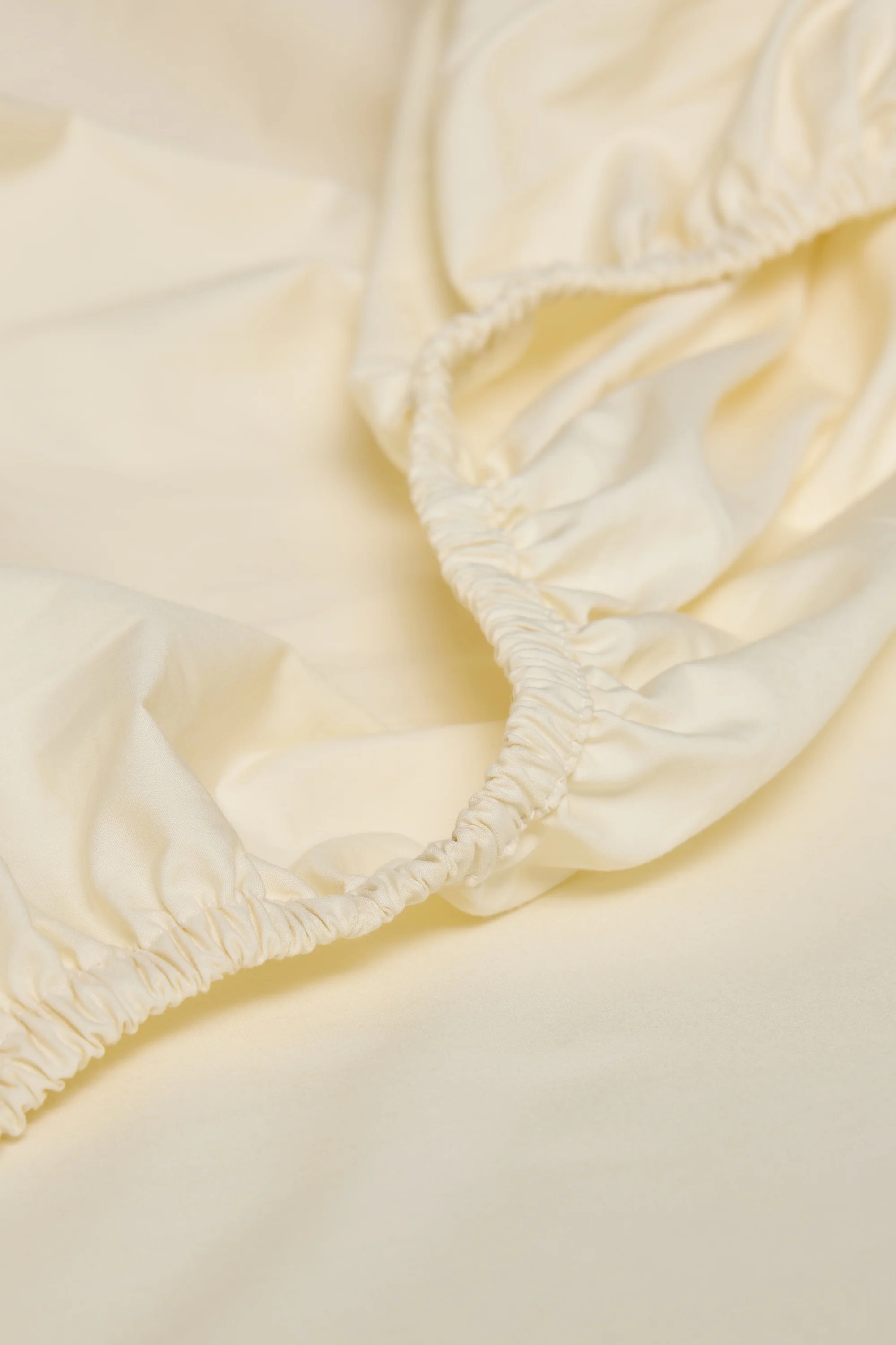 Percale Organic Cotton Fitted Sheet - Classic Cream - Image 2