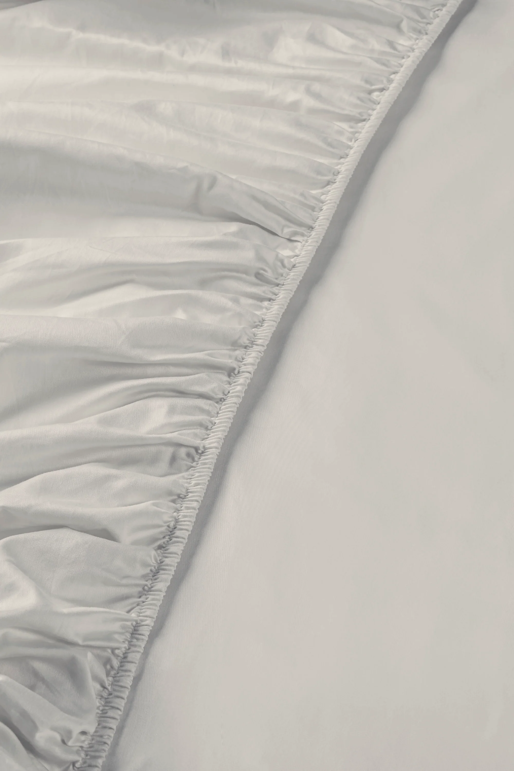 Sateen Organic Cotton Fitted Sheet - Equinox Silver - Image 3